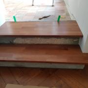 Habillage de l'escalier en hêtre lamellé collé teinté